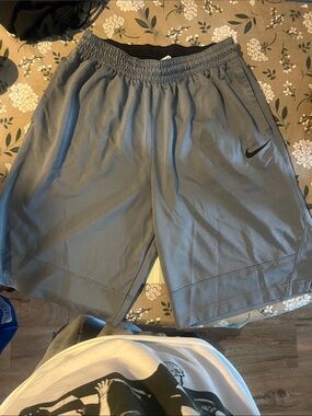 Nike Men’s Light Gray Athletic Basketball Shorts with Black SZ Large